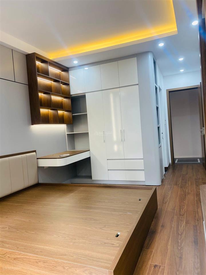 Hàng hiếm bán nhà ngõ 245 định công dt 30m² x 5 tầng pk 8 tỷ ô tô đỗ cửa, gần chợ, kinh doanh.