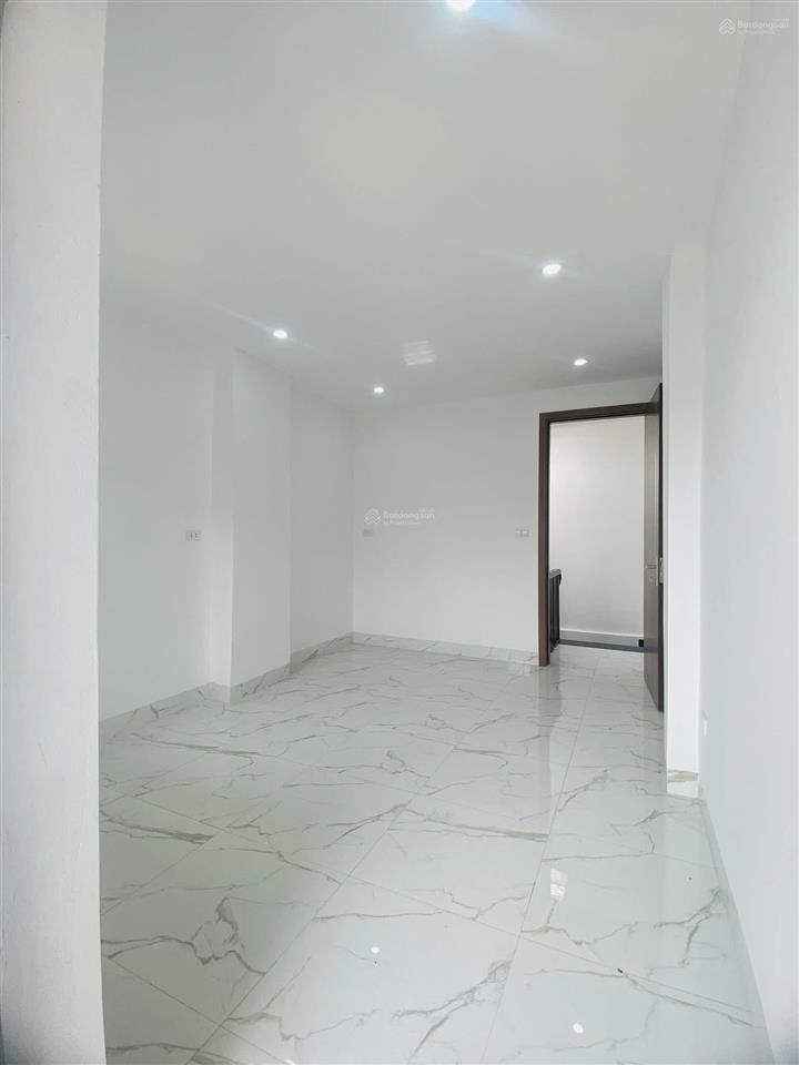 Hàng hiếm bán nhà ngõ 245 định công dt 30m² x 5 tầng pk 8 tỷ ô tô đỗ cửa, gần chợ, kinh doanh.