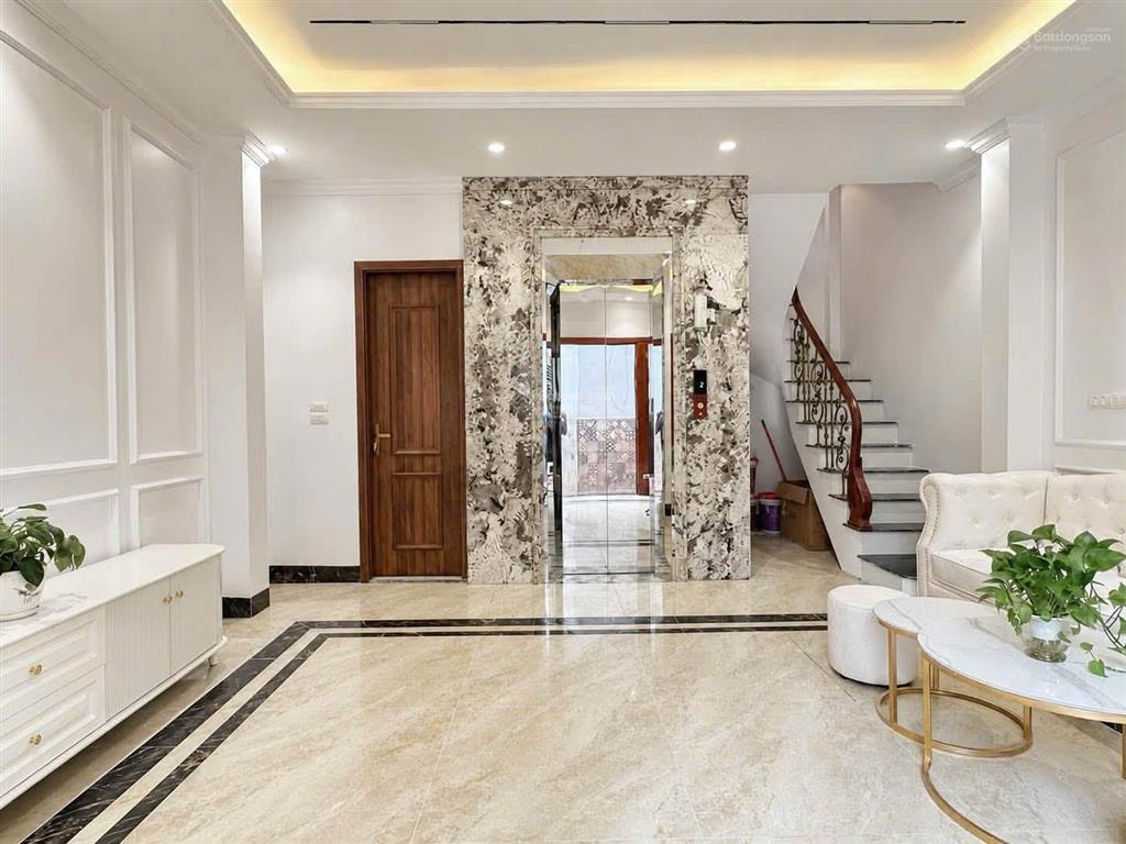 Hàng hiếm bán nhà ngõ 245 định công dt 35m2 x 6 tầng thang máy pk 8 tỷ sát ô tô, ở  kinh doanh.