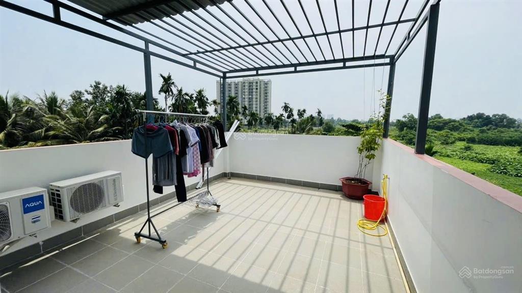Nhà mới vào ở liền 3 tầng60m2(4x15)  hxh gần chợ nông sản thủ đức  giá chỉ 4.8tỷ tl.