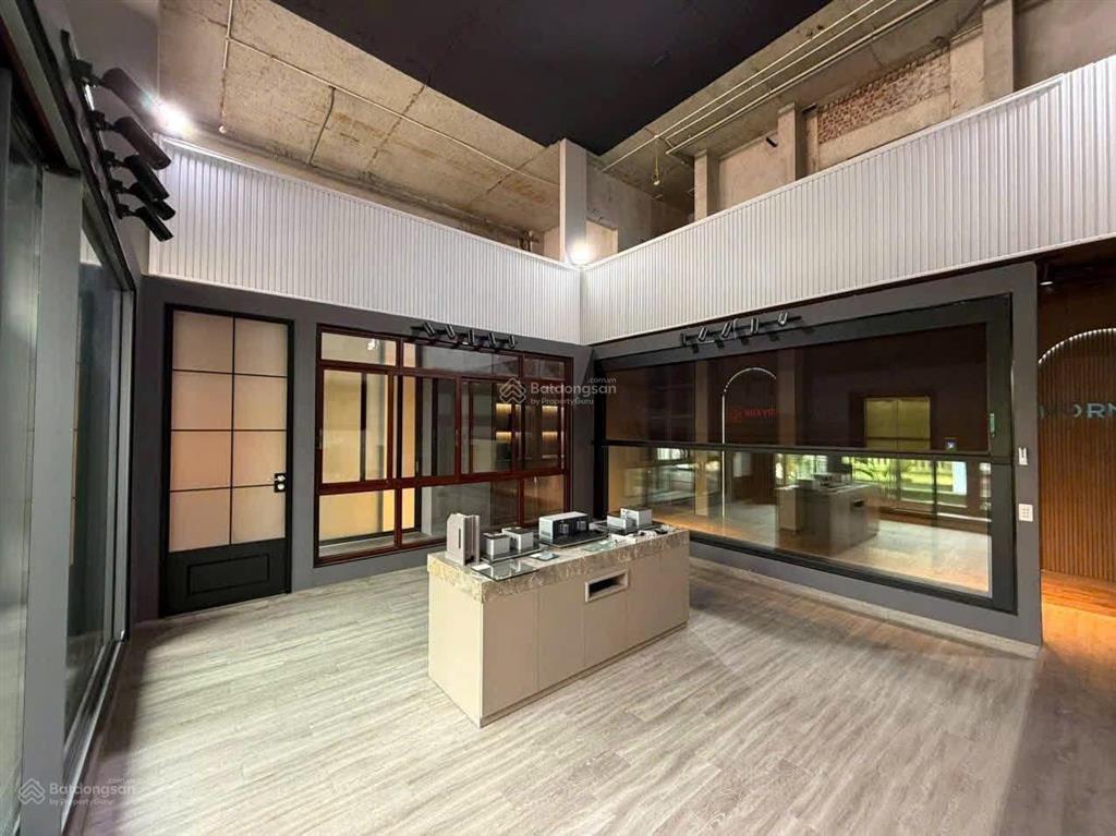 Anh ca sỹ nổi tiếng cần bán toà nhà building văn phòng. siêu cấp vip. quận tây hồ. 288/300m2