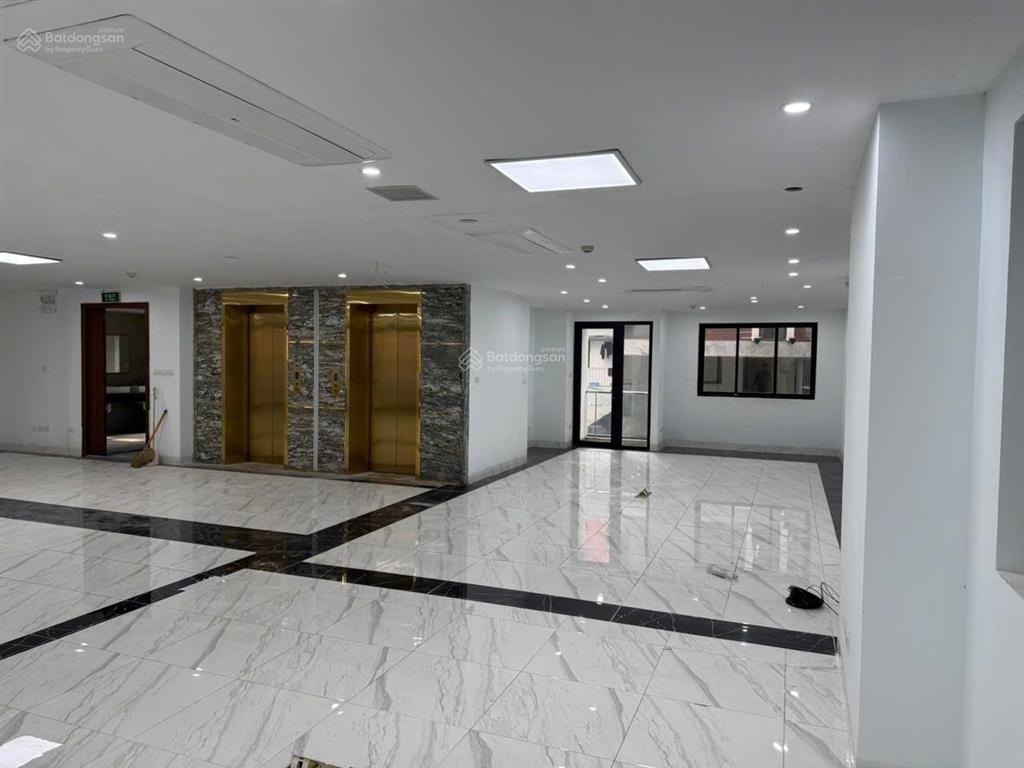 Anh ca sỹ nổi tiếng cần bán toà nhà building văn phòng. siêu cấp vip. quận tây hồ. 288/300m2