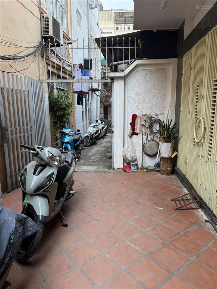 Siêu siêu rẻ. bán nhà dân xây thuỵ khuê. nhà mới đẹp, chắc chắn, ngõ nông