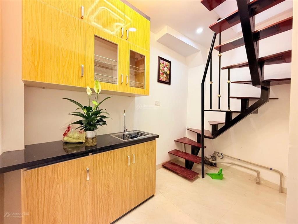1.8 tỷ. anh chị có ngay căn nhà 4 tầng ngõ chợ khâm thiên. có sổ đỏ riêng. không chung đụng