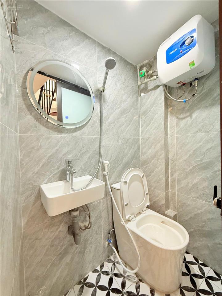 1.8 tỷ. anh chị có ngay căn nhà 4 tầng ngõ chợ khâm thiên. có sổ đỏ riêng. không chung đụng