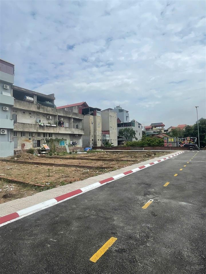 Bán đất phố vân trì, đông anh, 316m2, mt 15m, vỉa hè ô tô tránh, tách 3 lô, nhỉnh 100 triệu/m2