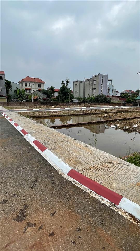 Bán đất phố vân trì, đông anh, 316m2, mt 15m, vỉa hè ô tô tránh, tách 3 lô, nhỉnh 100 triệu/m2