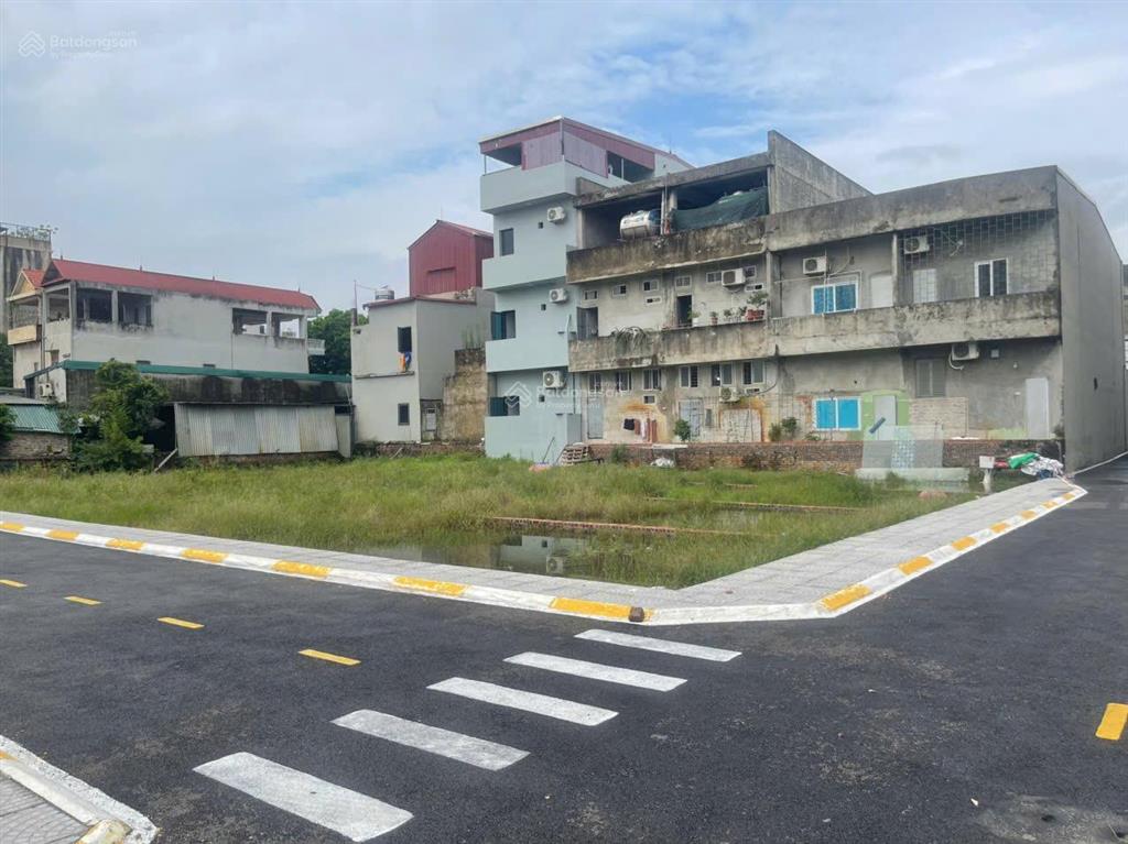Bán đất phố vân trì, đông anh, 316m2, mt 15m, vỉa hè ô tô tránh, tách 3 lô, nhỉnh 100 triệu/m2