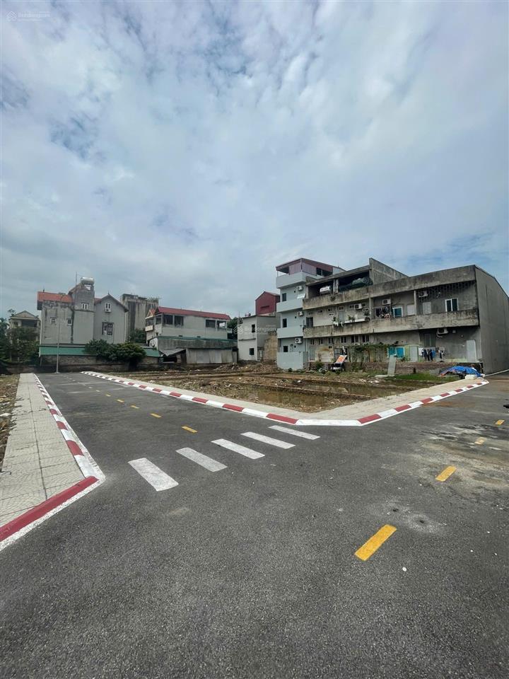 Bán đất phố vân trì, đông anh, 316m2, mt 15m, vỉa hè ô tô tránh, tách 3 lô, nhỉnh 100 triệu/m2