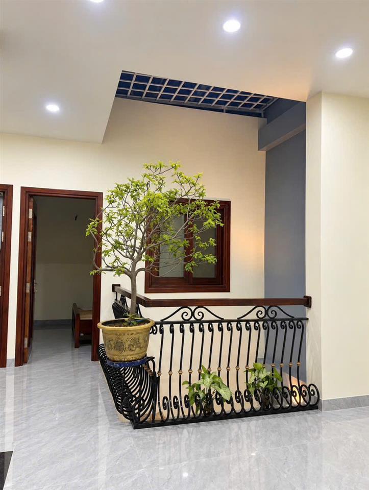 * CHÍNH CHỦ BÁN NHÀ ĐẸP 1 TRỆT 1 LẦU – SÂN THƯỢNG RỘNG RÃI – NỘI THẤT 100% GỖ THẬT *