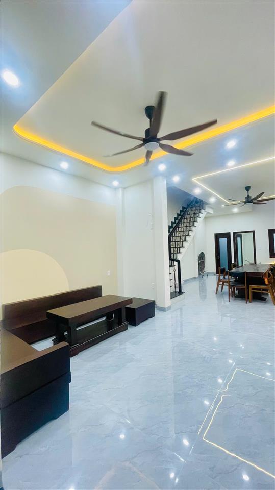 * CHÍNH CHỦ BÁN NHÀ ĐẸP 1 TRỆT 1 LẦU – SÂN THƯỢNG RỘNG RÃI – NỘI THẤT 100% GỖ THẬT *