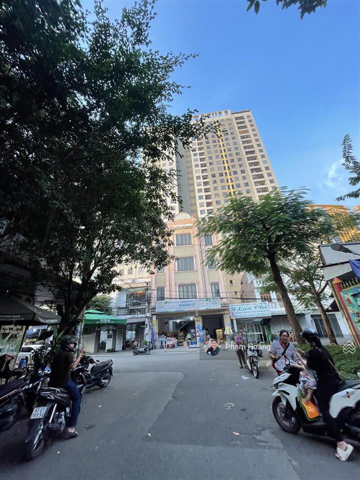 Chính chủ cần bán mt ngang 6m trệt 2 lầu dt 102,5m2, ngay cổng chung cư, chợ buôn bán kinh doanh
