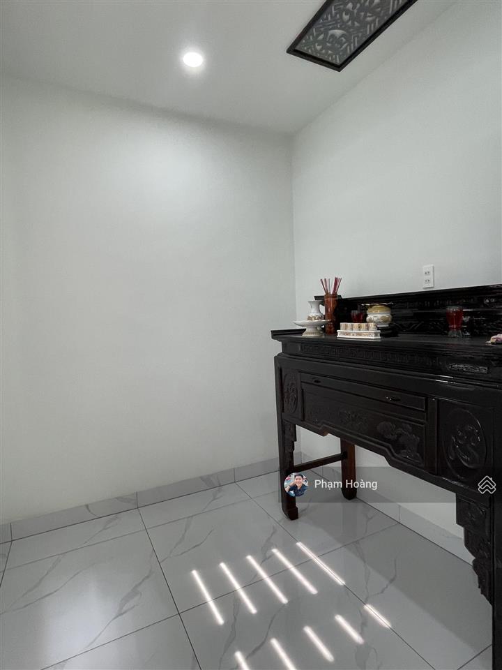 Bán nhà mặt tiền có tên đường dt 101m ngang 5 nhà trệt lầu 3pn sân oto gần chợ trường học giá 7,2ty