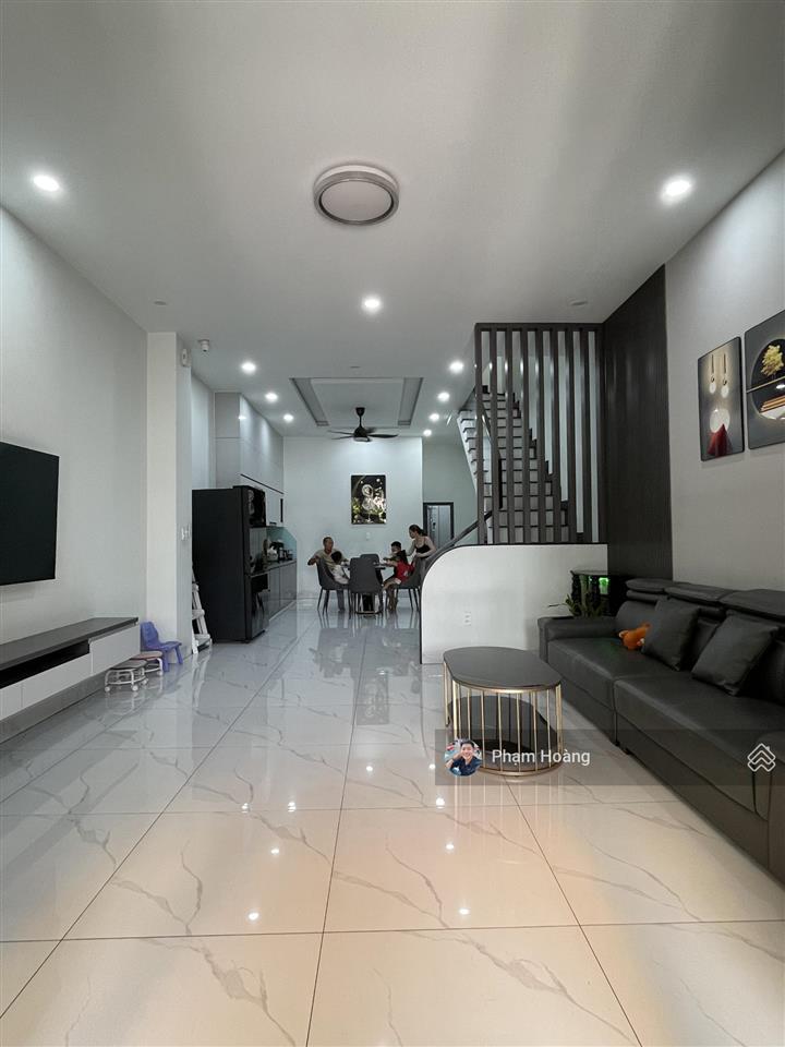 Bán nhà mặt tiền có tên đường dt 101m ngang 5 nhà trệt lầu 3pn sân oto gần chợ trường học giá 7,2ty
