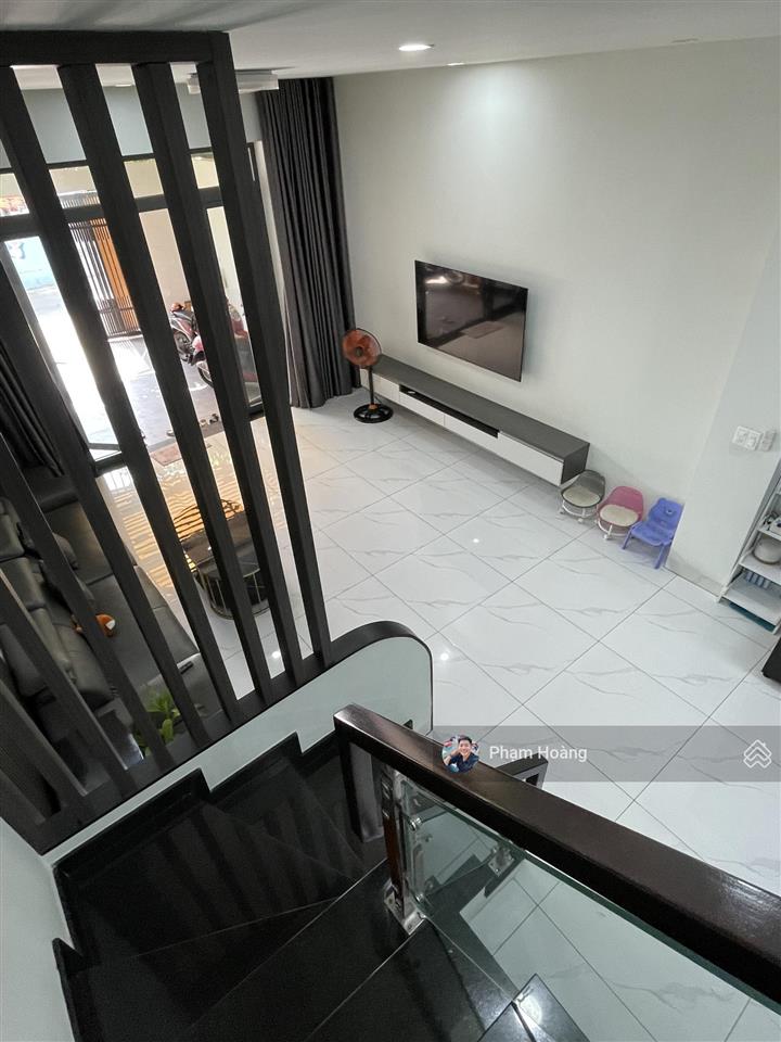 Bán nhà mặt tiền có tên đường dt 101m ngang 5 nhà trệt lầu 3pn sân oto gần chợ trường học giá 7,2ty