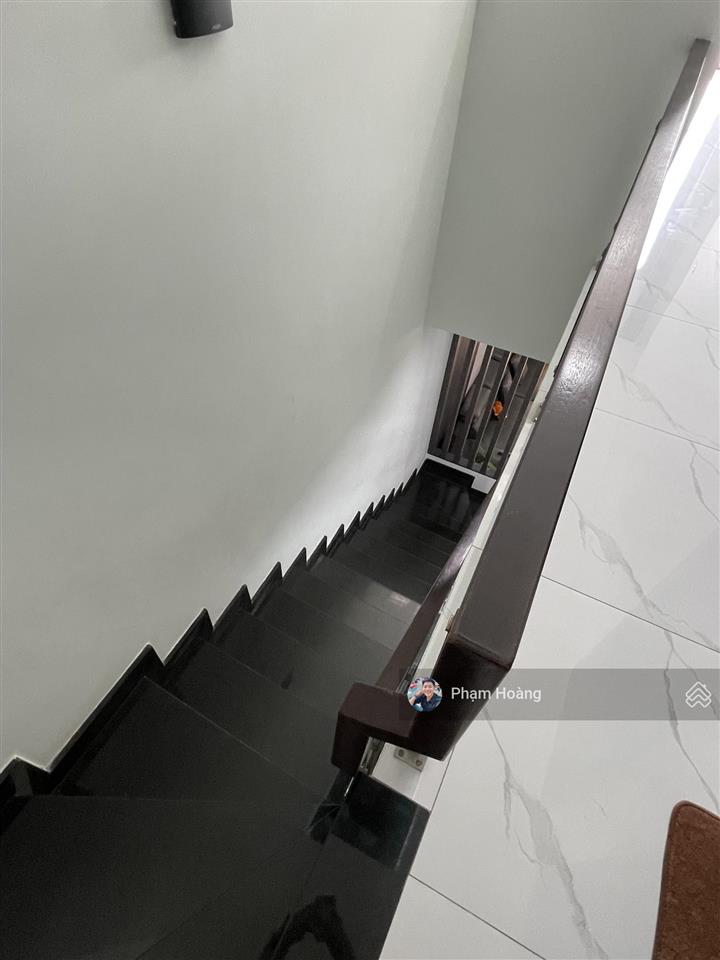 Bán nhà mặt tiền có tên đường dt 101m ngang 5 nhà trệt lầu 3pn sân oto gần chợ trường học giá 7,2ty