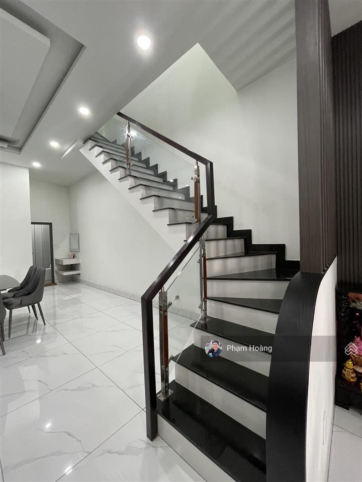 Bán nhà mặt tiền có tên đường dt 101m ngang 5 nhà trệt lầu 3pn sân oto gần chợ trường học giá 7,2ty