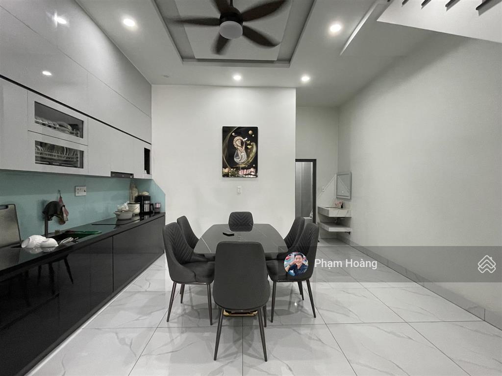 Bán nhà mặt tiền có tên đường dt 101m ngang 5 nhà trệt lầu 3pn sân oto gần chợ trường học giá 7,2ty