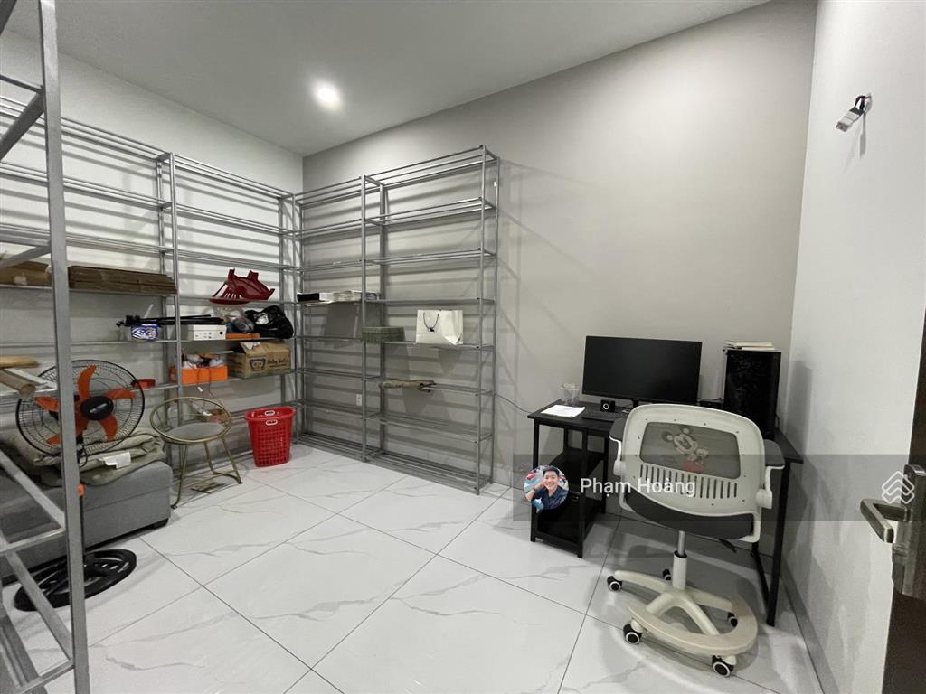 Bán nhà mặt tiền có tên đường dt 101m ngang 5 nhà trệt lầu 3pn sân oto gần chợ trường học giá 7,2ty