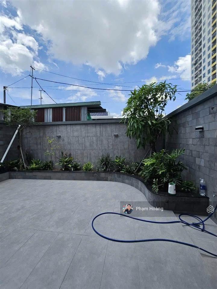 Bán căn nhà mới xây kiên cố đã hoàn công dt 137,5m2 tặng full nội thất có sân oto sân vườn sau nhà