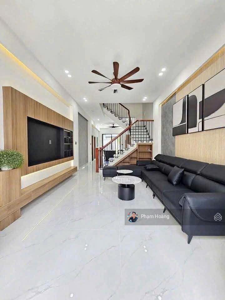 Bán căn nhà mới xây kiên cố đã hoàn công dt 137,5m2 tặng full nội thất có sân oto sân vườn sau nhà