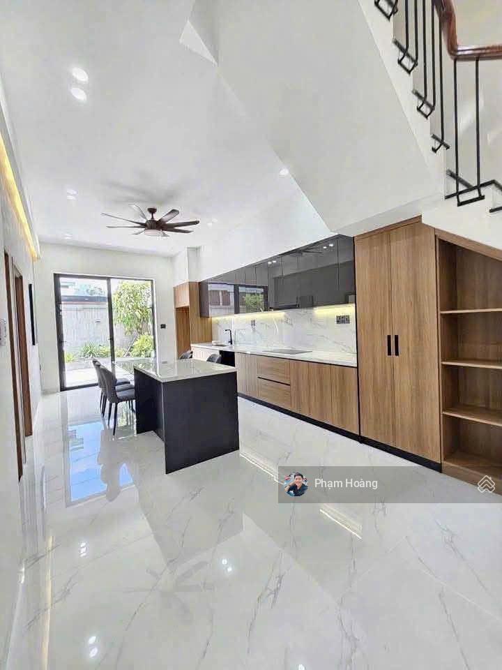 Bán căn nhà mới xây kiên cố đã hoàn công dt 137,5m2 tặng full nội thất có sân oto sân vườn sau nhà