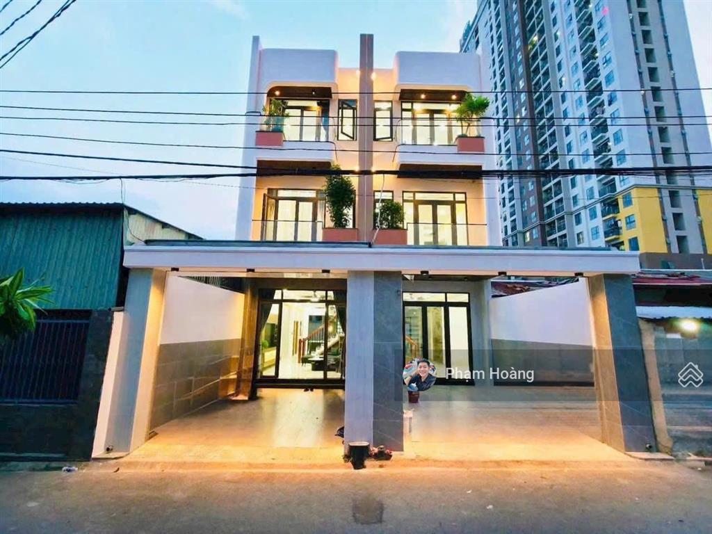 Bán căn nhà mới xây kiên cố đã hoàn công dt 137,5m2 tặng full nội thất có sân oto sân vườn sau nhà