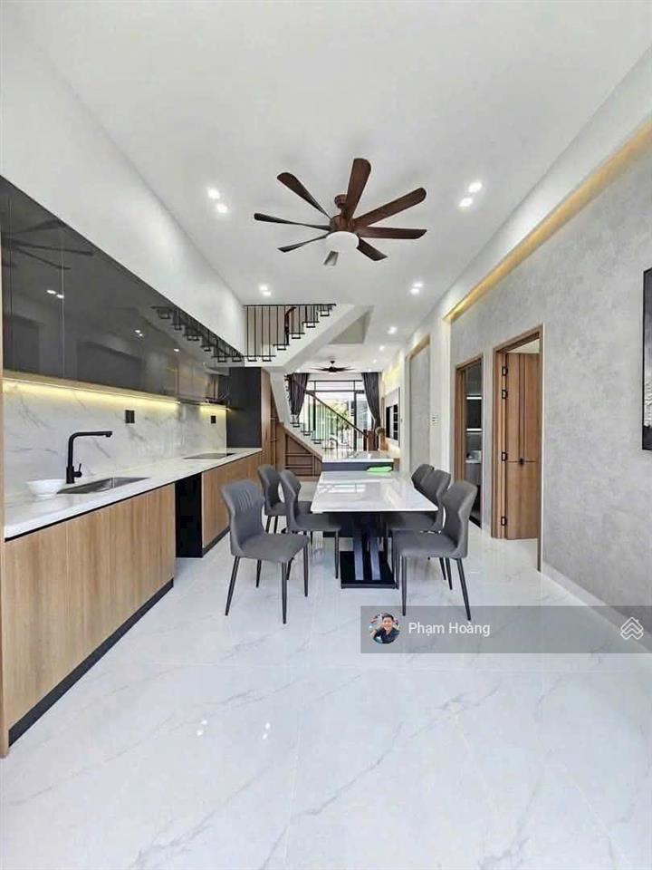 Bán căn nhà mới xây kiên cố đã hoàn công dt 137,5m2 tặng full nội thất có sân oto sân vườn sau nhà