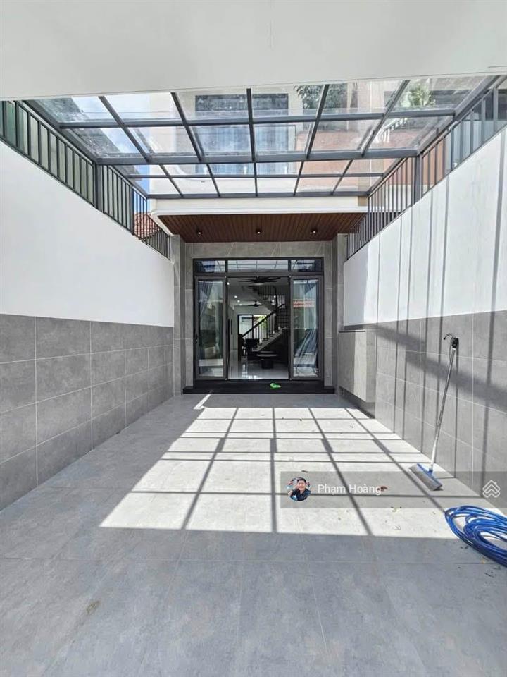 Bán căn nhà mới xây kiên cố đã hoàn công dt 137,5m2 tặng full nội thất có sân oto sân vườn sau nhà