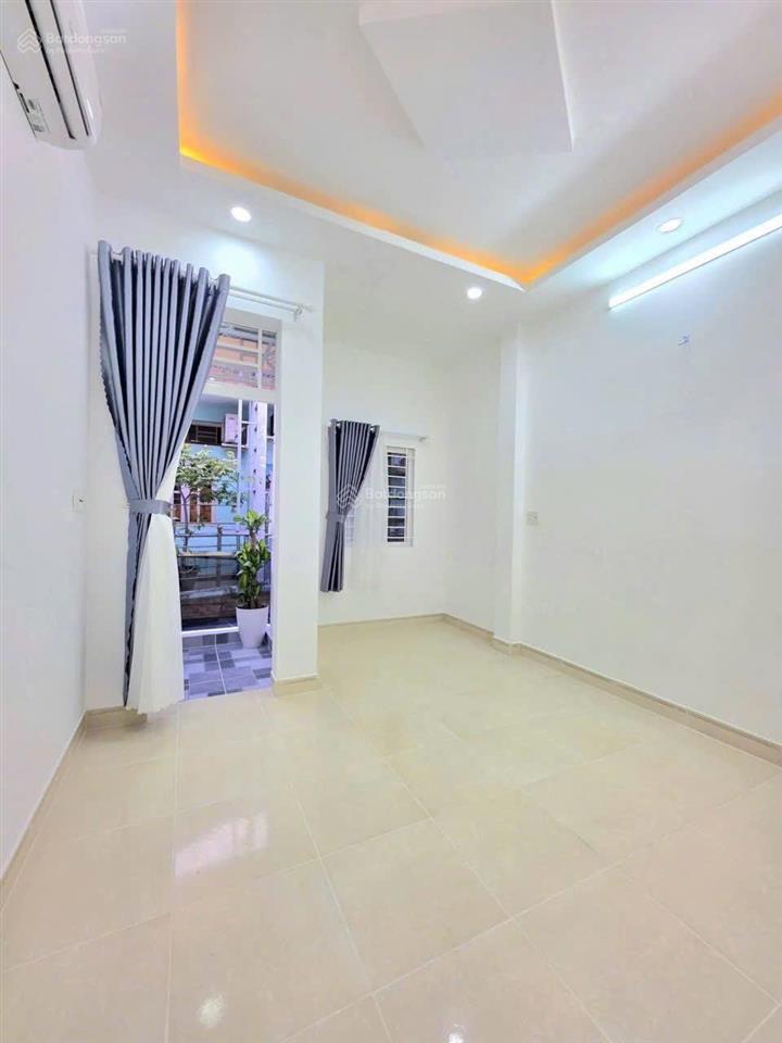 Bán nhà đẹp 3.6x11  sổ hồng dsh  có sân để xe  tt. nhà bè