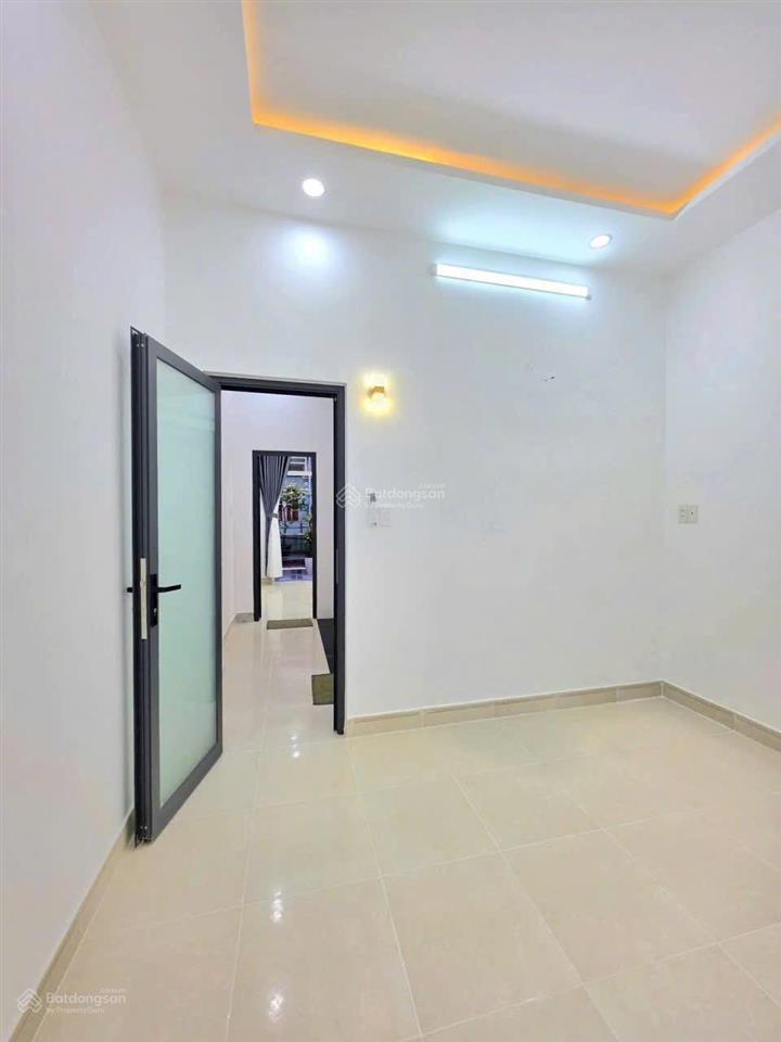 Bán nhà đẹp 3.6x11  sổ hồng dsh  có sân để xe  tt. nhà bè