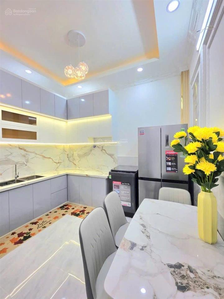 Bán nhà đẹp 3.6x11  sổ hồng dsh  có sân để xe  tt. nhà bè