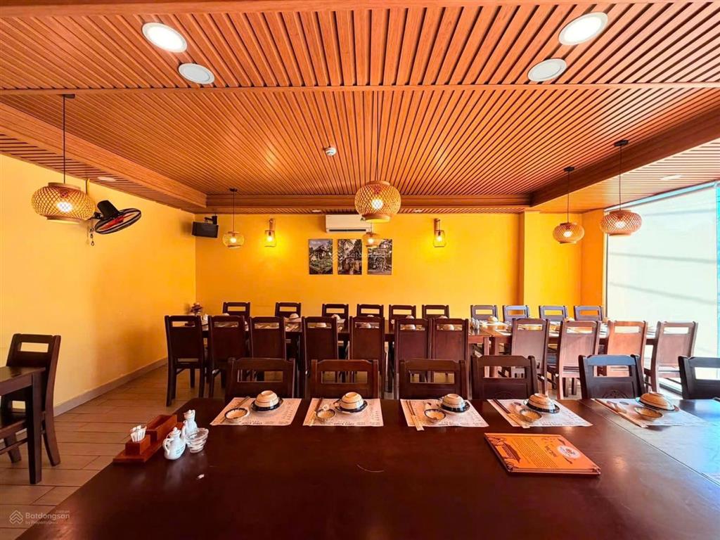 [rất gấp] mặt tiền dương đức hiền  nhà hàng cơm niêu  160m2 ngang 8m có hầm + thang máy