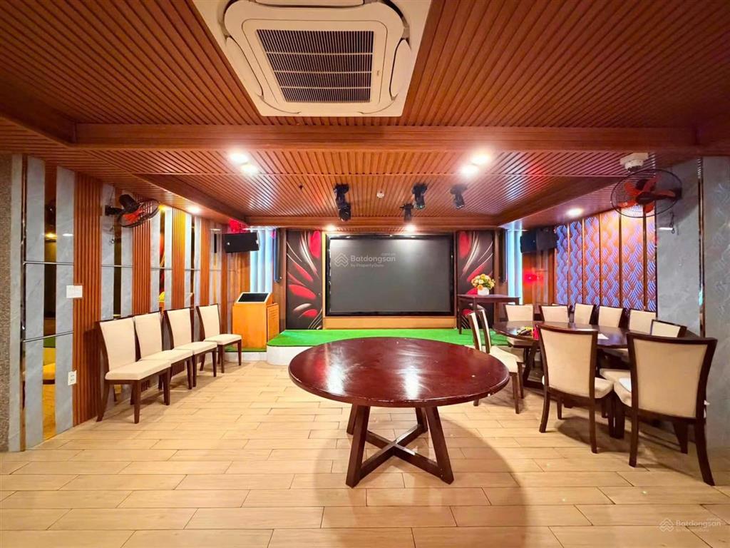 [rất gấp] mặt tiền dương đức hiền  nhà hàng cơm niêu  160m2 ngang 8m có hầm + thang máy