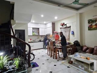 La phù. nhà dân xây 35m 4 tầng. 15m ra mặt phố kinh doanh. chỉ 4,5 tỷ