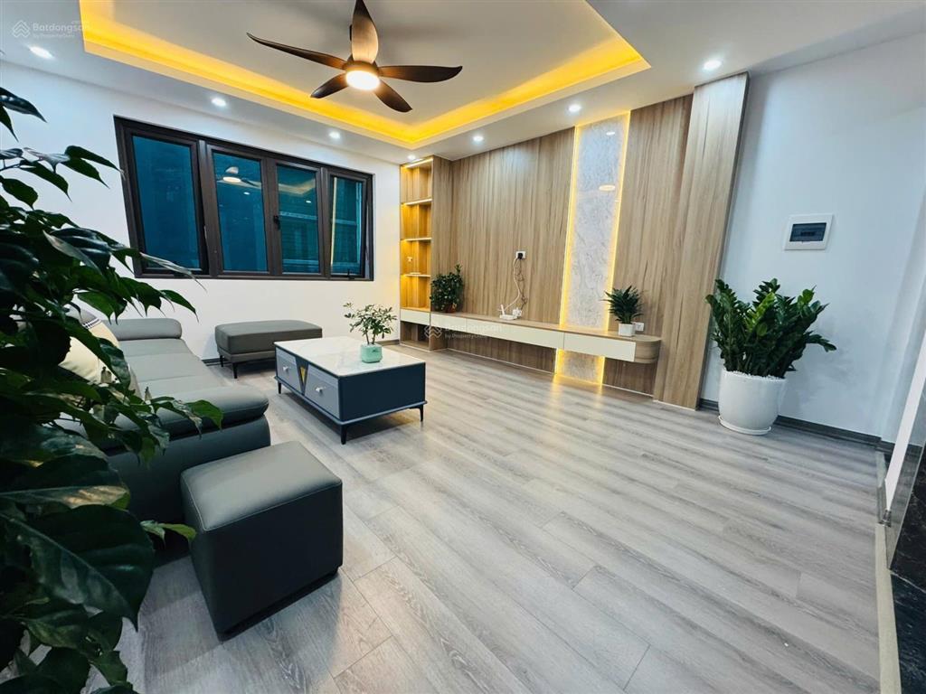 Cầu cốc tây mỗ 6 tầng 32m2  thang máy  oto đỗ cổng 6,x tỷ ngõ trước nhà 2m, 10m ra ô tô tránh