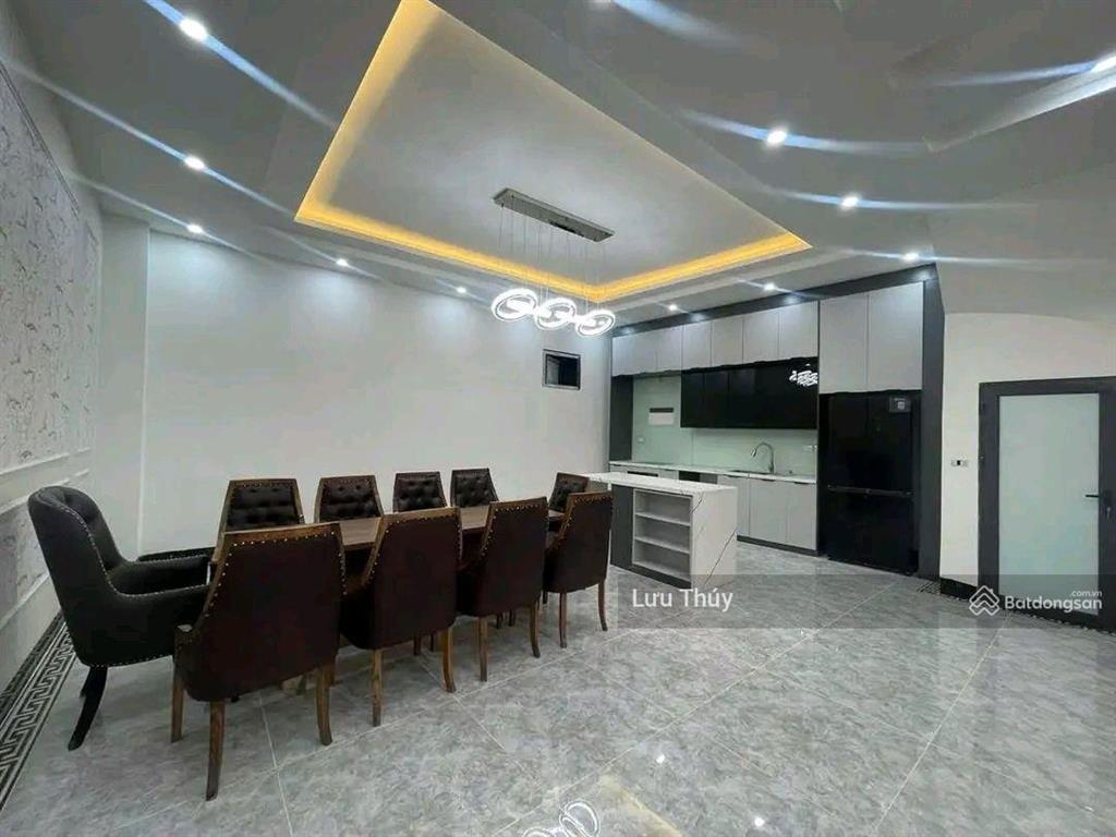 Bán nhà phố nguyễn văn cừ long biên 30 tỷ dt 135m2 mt 8m 5t thang máy ô tô kinh doanh gần phố.