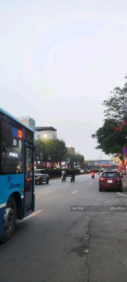 Bán nhà phố nguyễn văn cừ long biên 30 tỷ dt 135m2 mt 8m 5t thang máy ô tô kinh doanh gần phố.