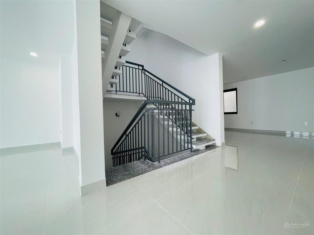 Nhà mặt tiền đường trường sơn diện tích 10x30m trệt 2 lầu, trống suốt cho thuê
