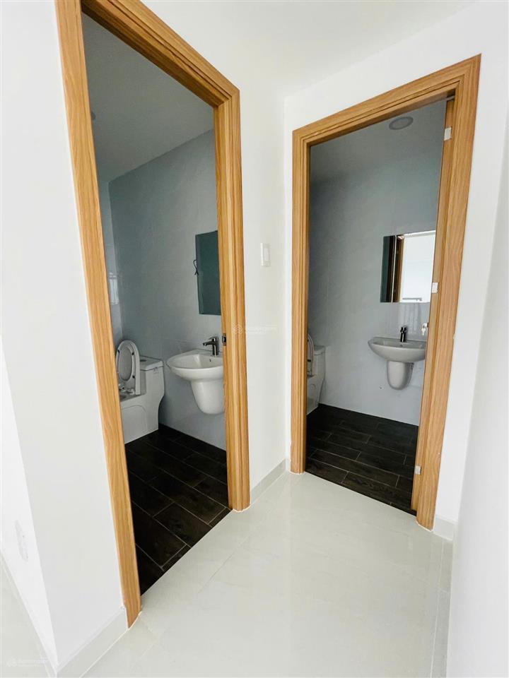 Nhà mặt tiền đường trường sơn diện tích 10x30m trệt 2 lầu, trống suốt cho thuê