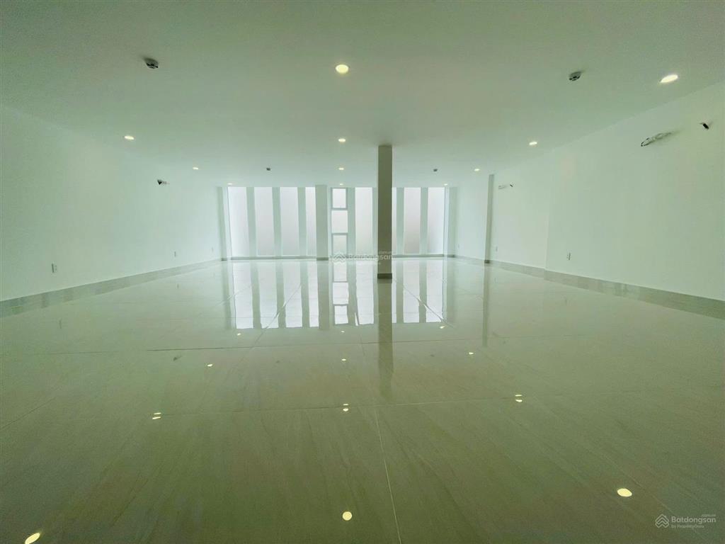 Nhà mặt tiền đường trường sơn diện tích 10x30m trệt 2 lầu, trống suốt cho thuê