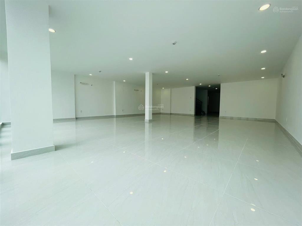 Nhà mặt tiền đường trường sơn diện tích 10x30m trệt 2 lầu, trống suốt cho thuê