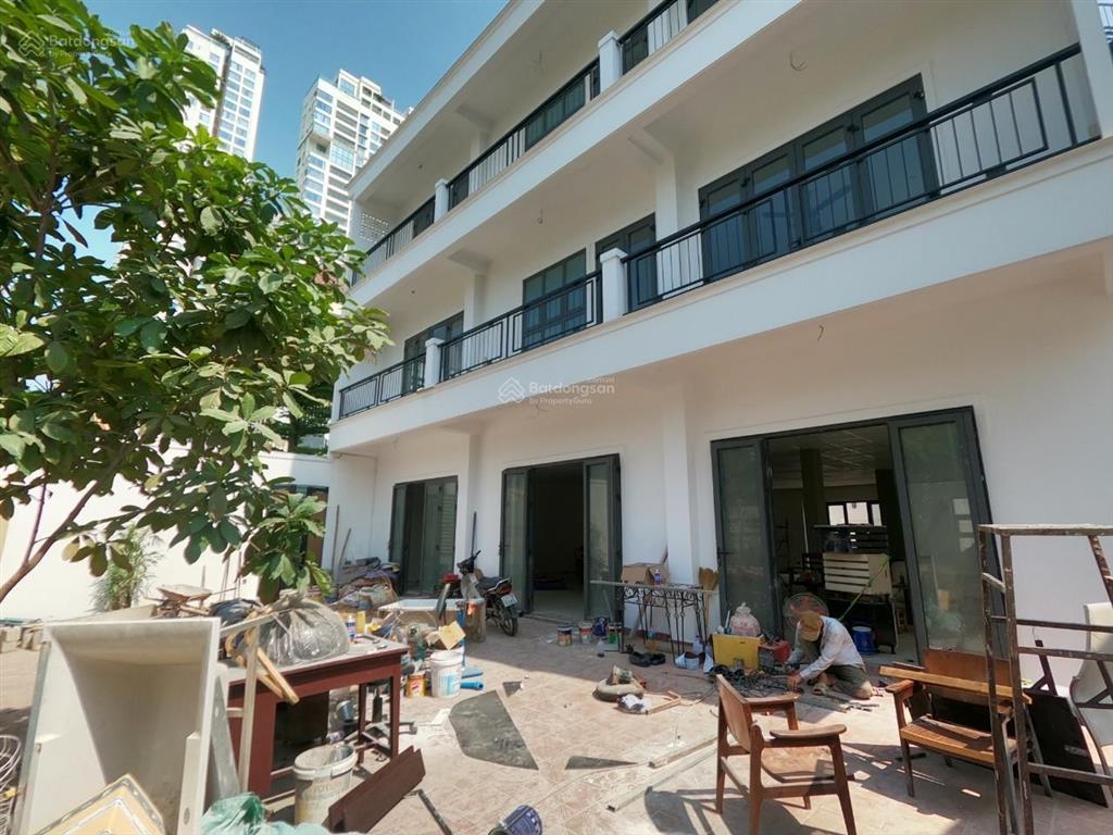 Nhà mặt tiền khu sân bay diện tích 15x25m trệt 2 lầu trống suốt, cho thuê