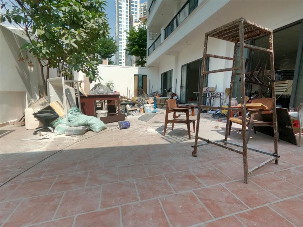 Nhà mặt tiền khu sân bay diện tích 15x25m trệt 2 lầu trống suốt, cho thuê