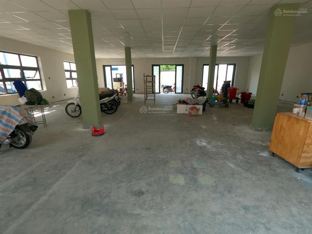 Nhà mặt tiền khu sân bay diện tích 15x25m trệt 2 lầu trống suốt, cho thuê