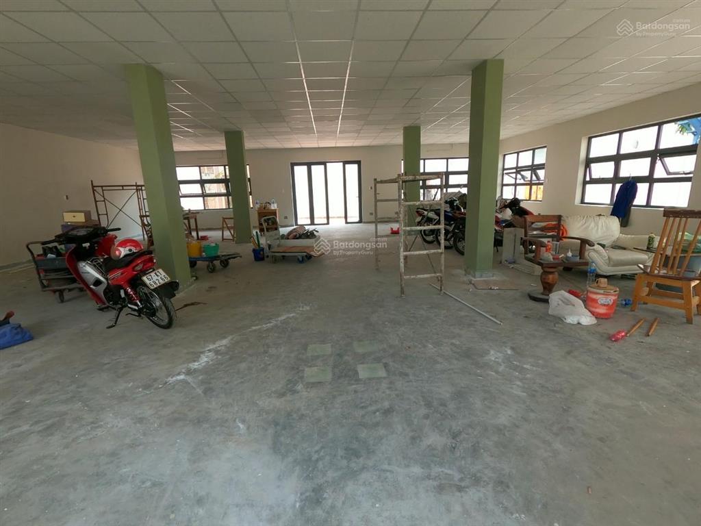 Nhà mặt tiền khu sân bay diện tích 15x25m trệt 2 lầu trống suốt, cho thuê