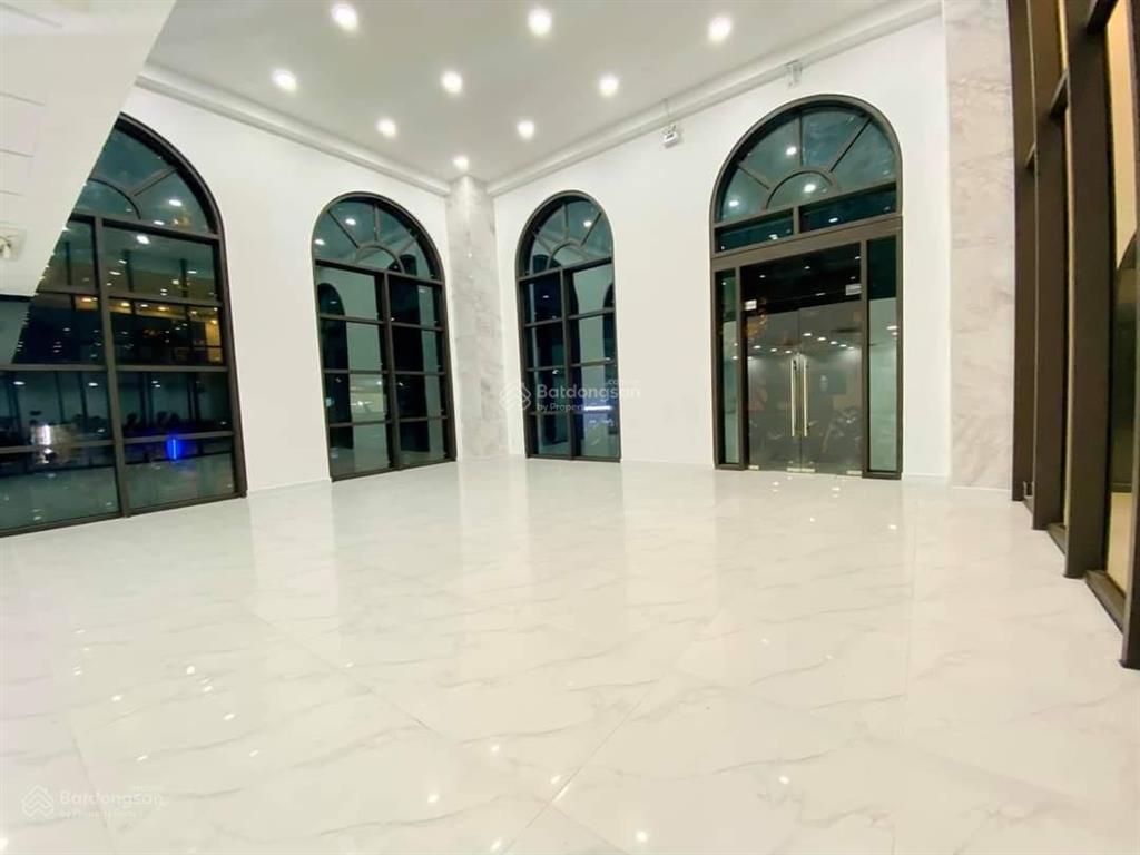 Tòa nhà mặt tiền đường võ văn tần diện tích 8x20m hầm 4 tầng cho thuê
