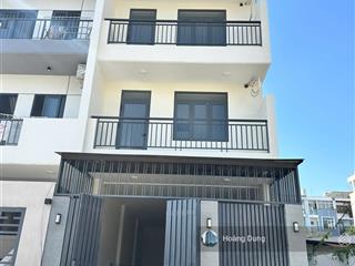 Nhà đường nguyễn trọng tuyển diện tích 5x20m hầm trệt 3 lầu cho thuê