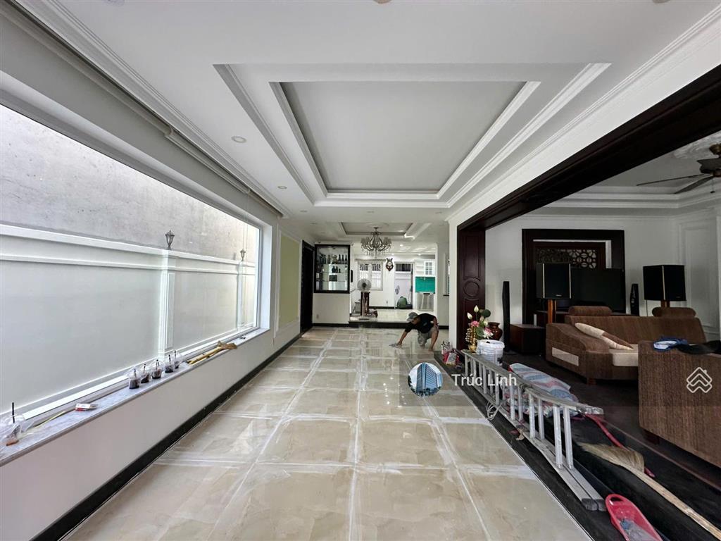 Villa mặt tiền đường hoa đào, diện tích 8x18m, hầm 3 tầng cho thuê