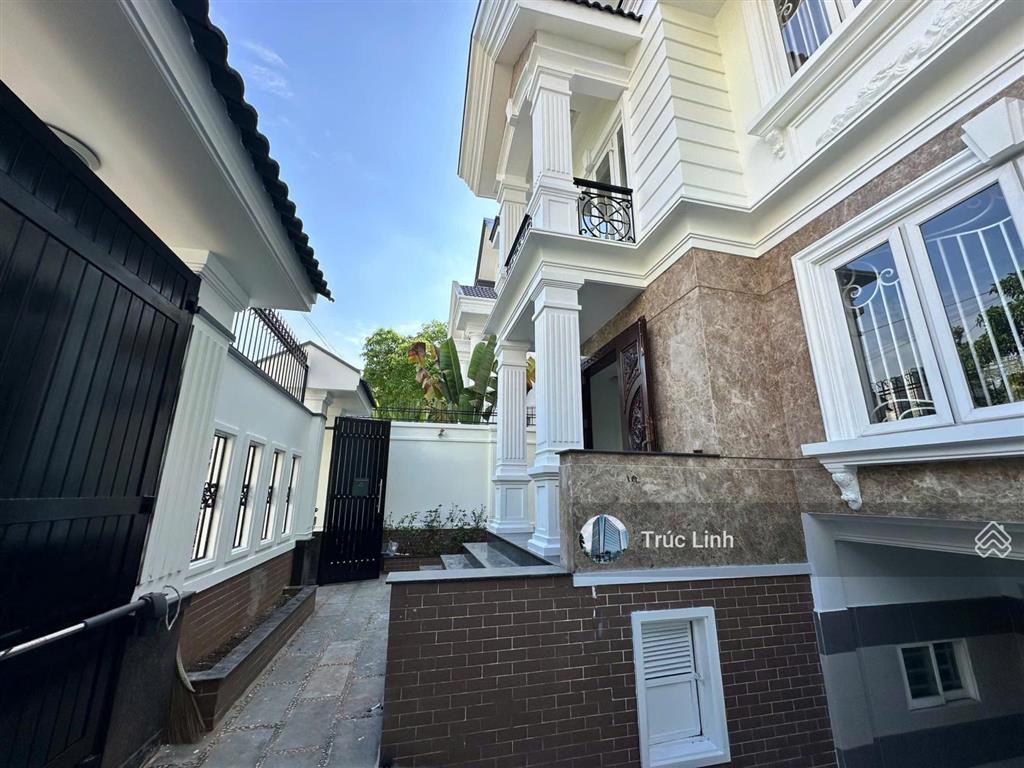 Villa mặt tiền đường hoa đào, diện tích 8x18m, hầm 3 tầng cho thuê